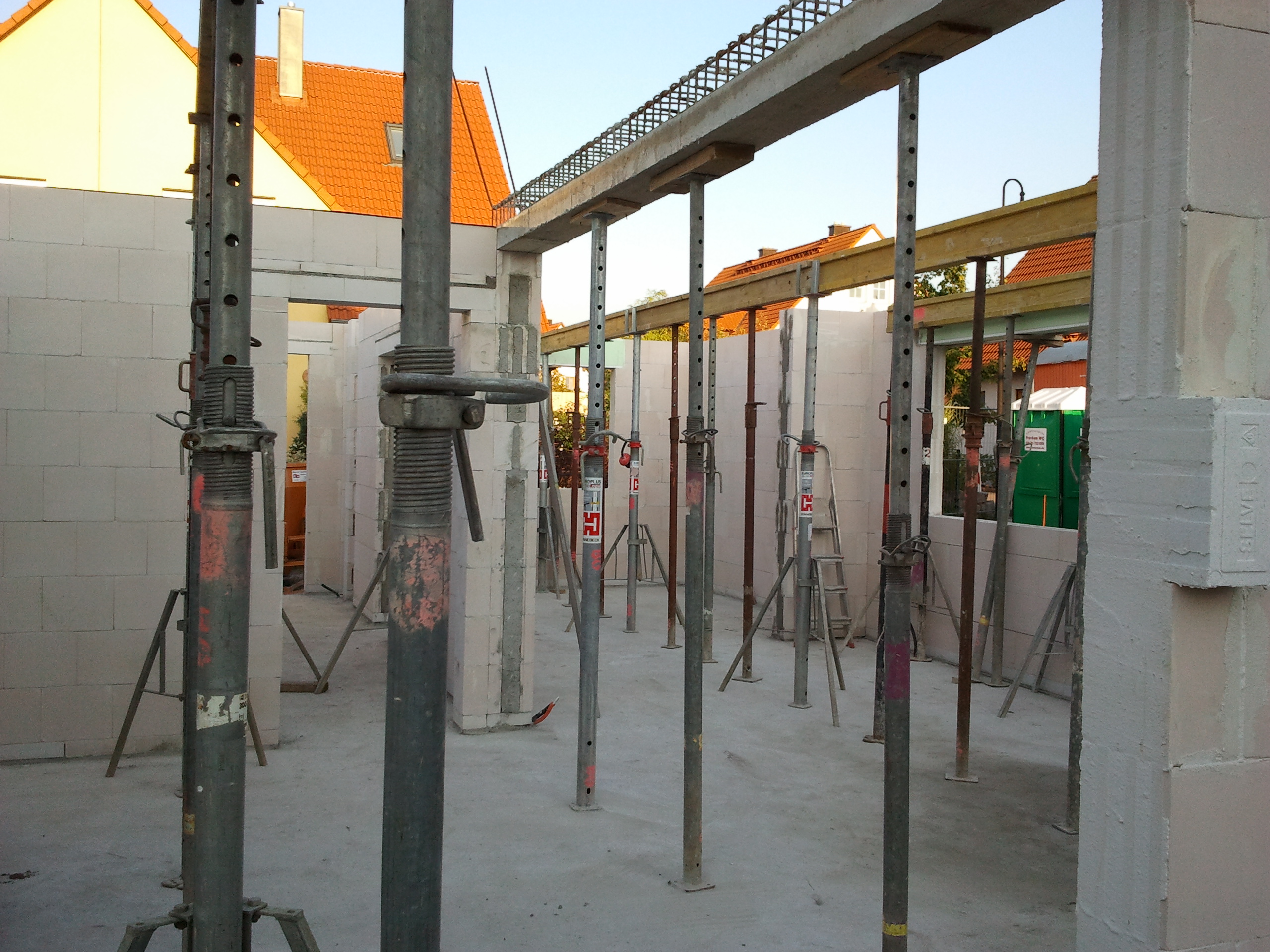 Alles fertig bis auf die Decke. Aufgenommen von der Terasse