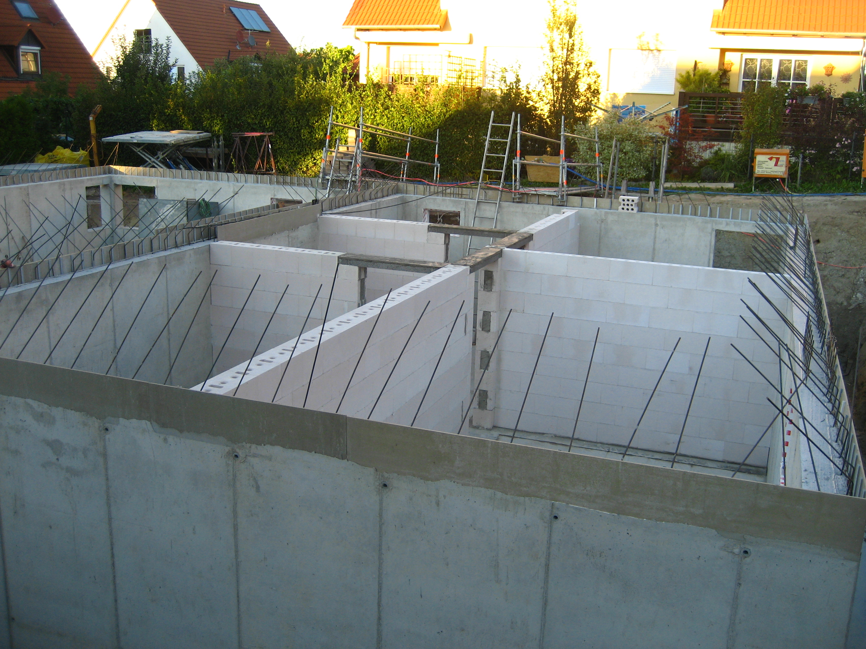 Die Kellermauern sind fertig